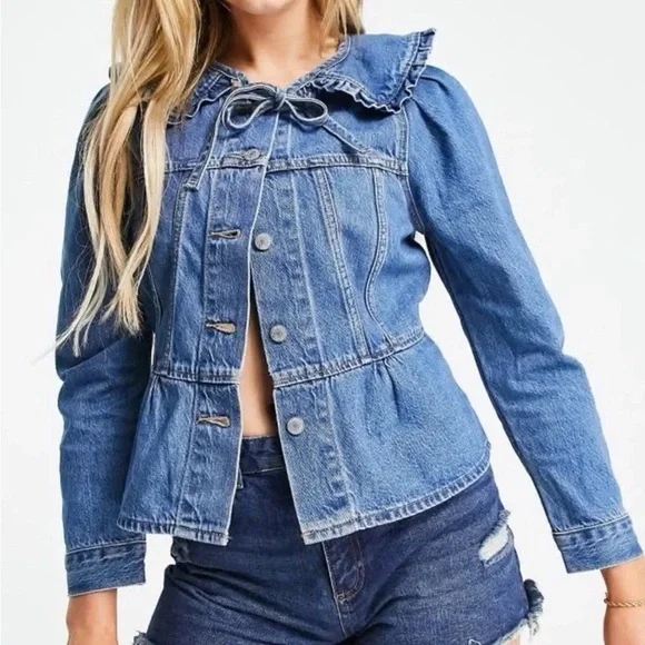 Levi's Women’s Prairie Denim Ruffle Trucker Jacket In Medium Wash Sz M NWT - Picture 1 of 12